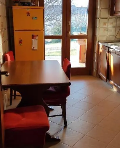 Intero In Casa Indipendente * Μπιέλλα